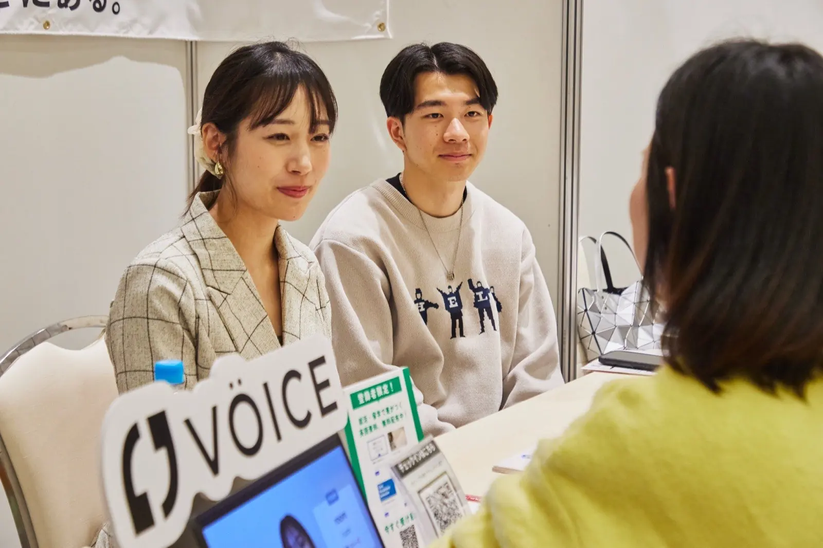 企業ブースで話を聞く参加者