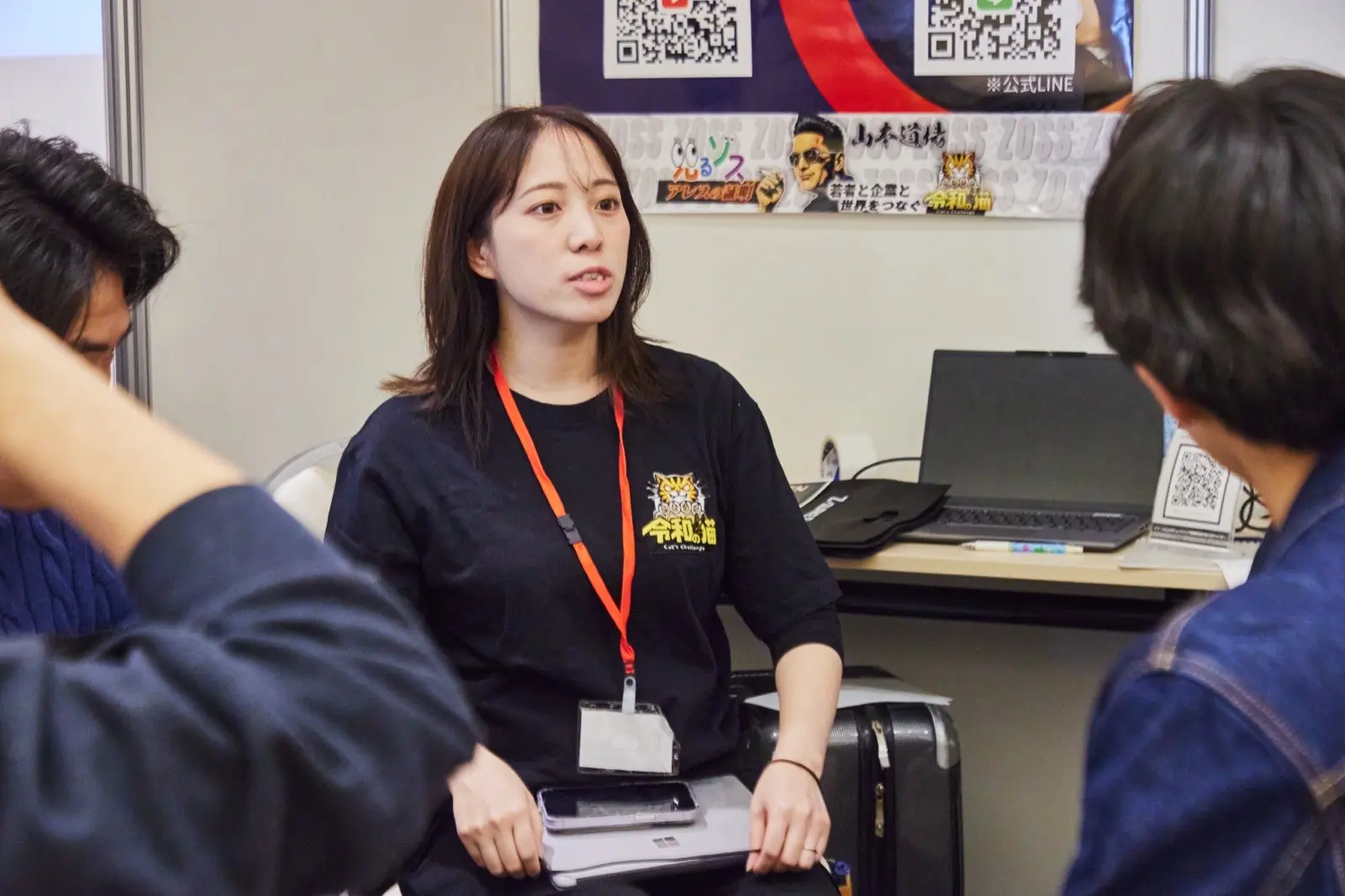 企業担当者と話す参加者